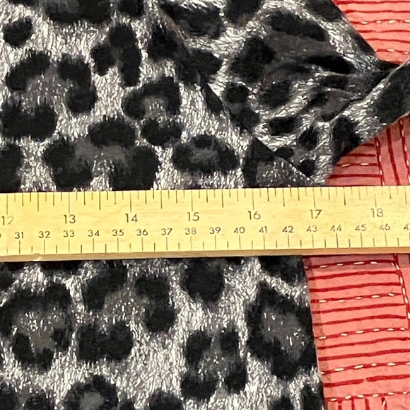 Joe Fresh women’s small animal print Black and Gray Patterned Top - Picture 5 of 11